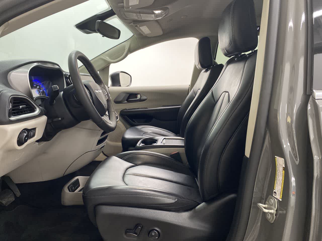 Thumbnail: 2023 Chrysler Pacifica - 12