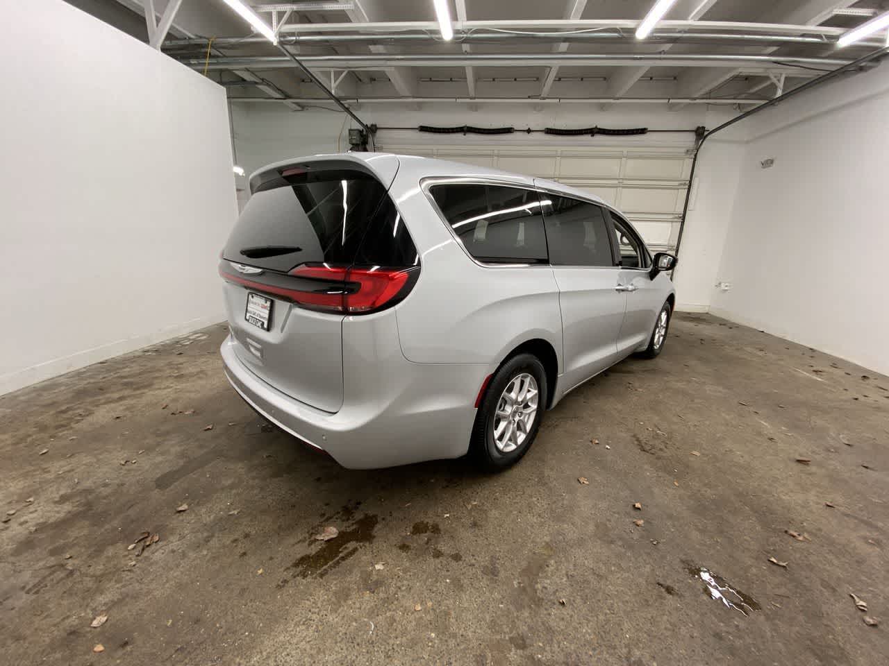 Thumbnail: 2024 Chrysler Pacifica - 6