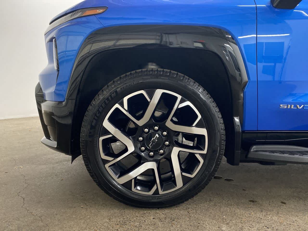 Thumbnail: 2025 Chevrolet Silverado EV - 12