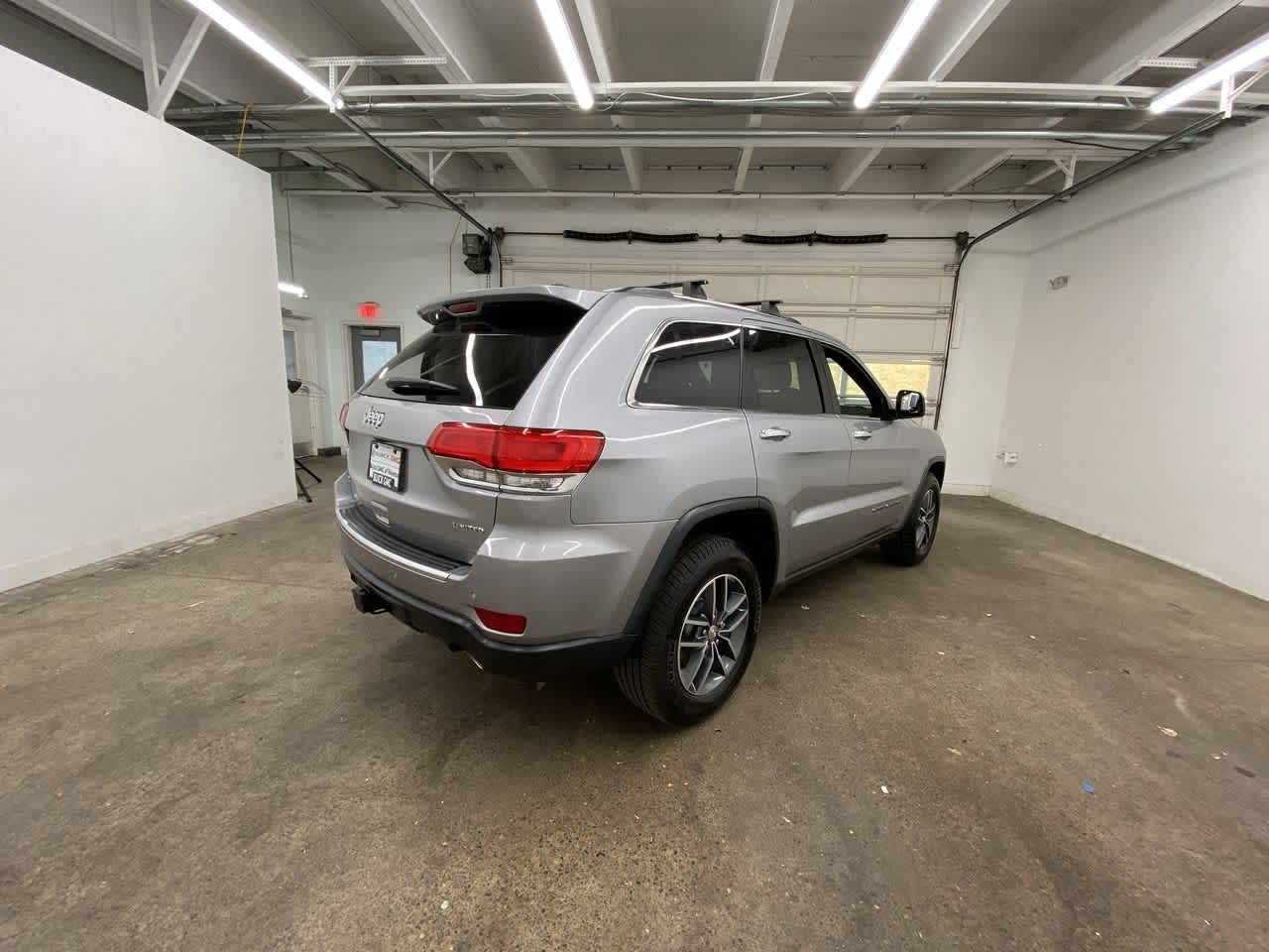 Thumbnail: 2017 Jeep Grand Cherokee - 6