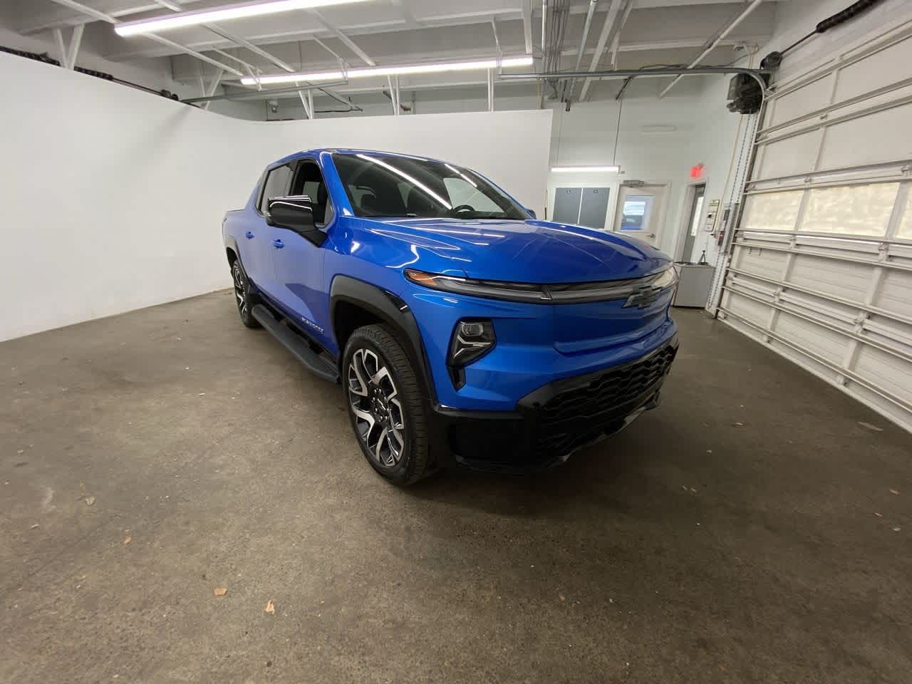 Thumbnail: 2025 Chevrolet Silverado EV - 8