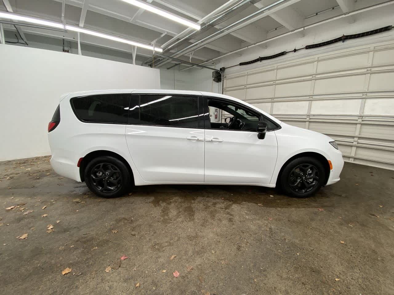 Thumbnail: 2024 Chrysler Pacifica - 7