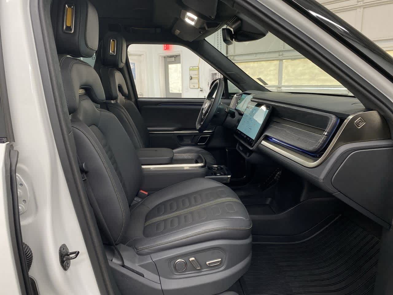 Thumbnail: 2023 Rivian R1S - 19