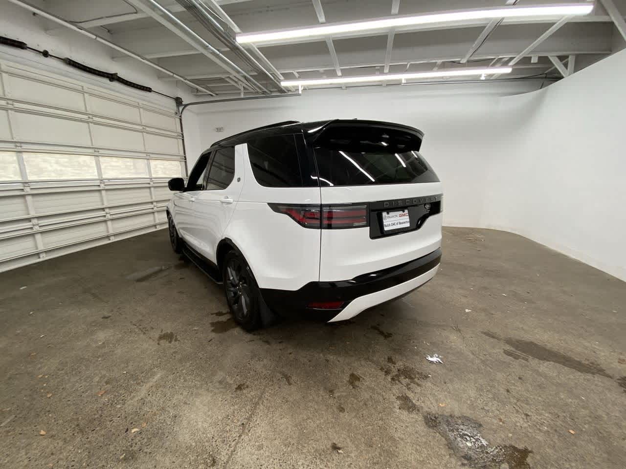 Thumbnail: 2022 Land Rover Discovery - 4