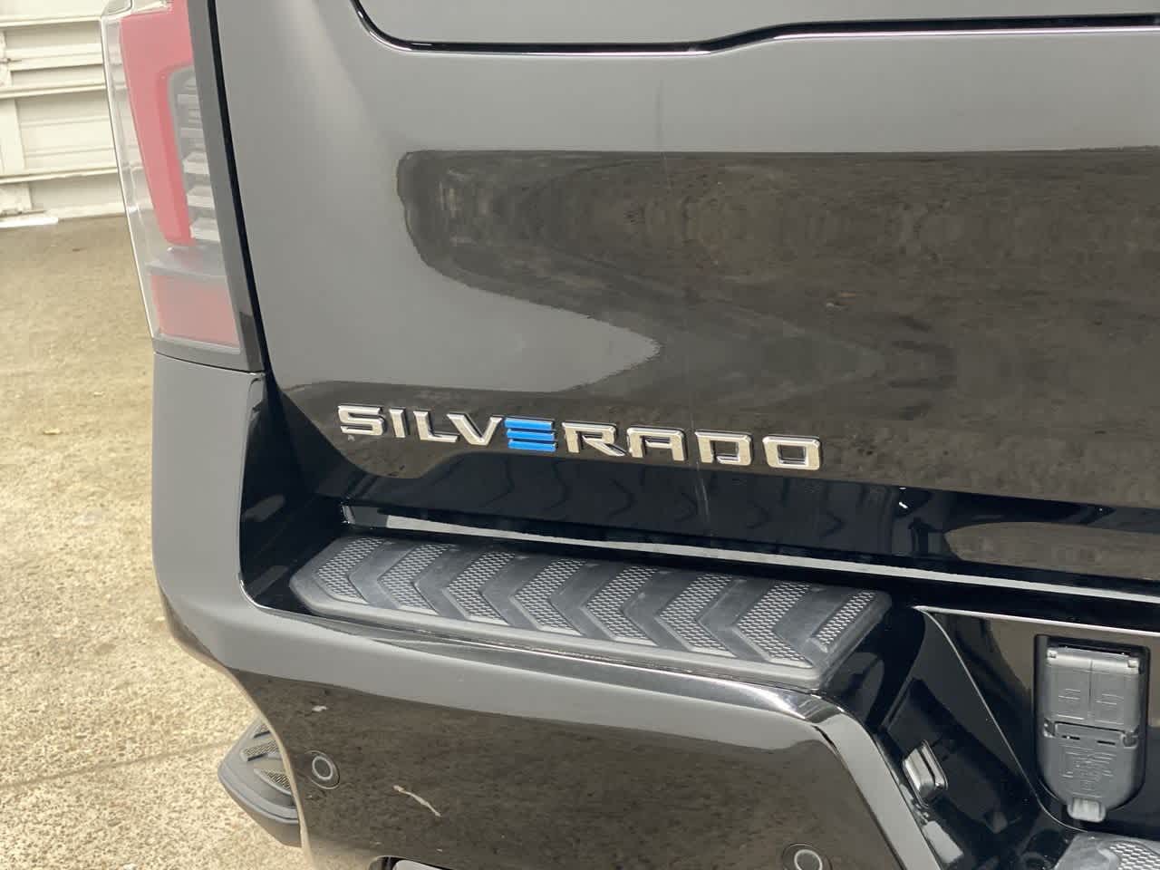 Thumbnail: 2024 Chevrolet Silverado EV - 10