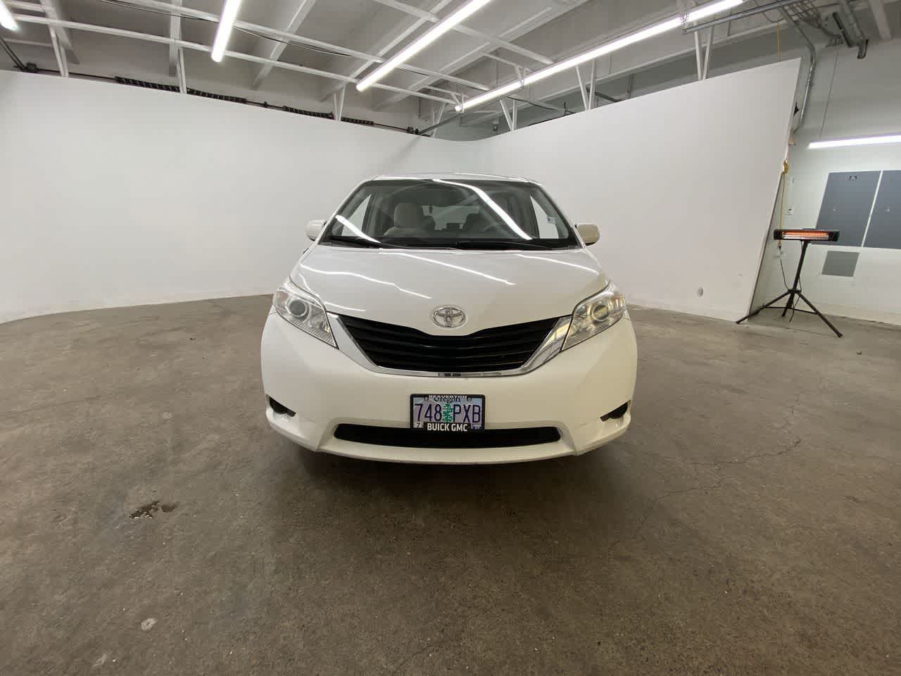 Thumbnail: 2012 Toyota Sienna - 9