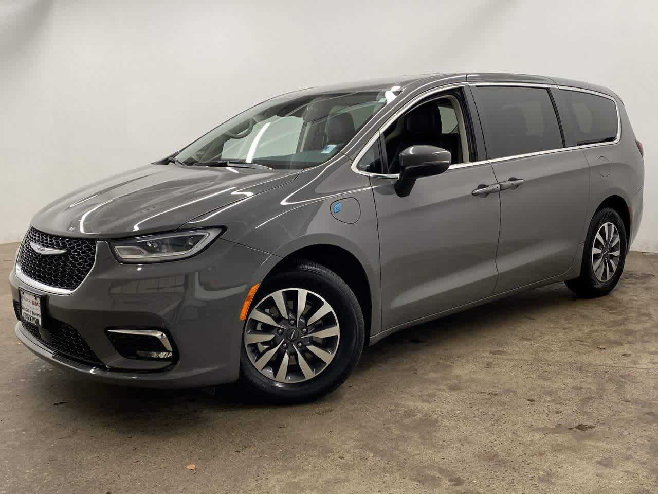 2023 Chrysler Pacifica Hybrid Touring L's photo