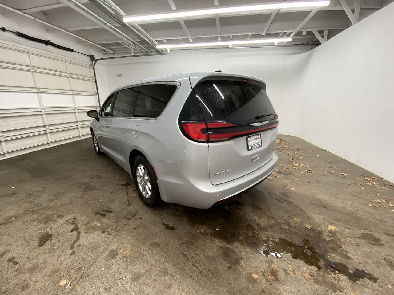 Thumbnail: 2024 Chrysler Pacifica - 4