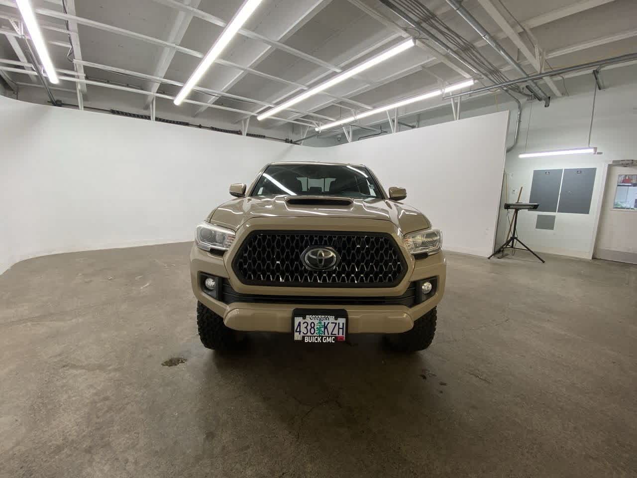 Thumbnail: 2018 Toyota Tacoma - 9