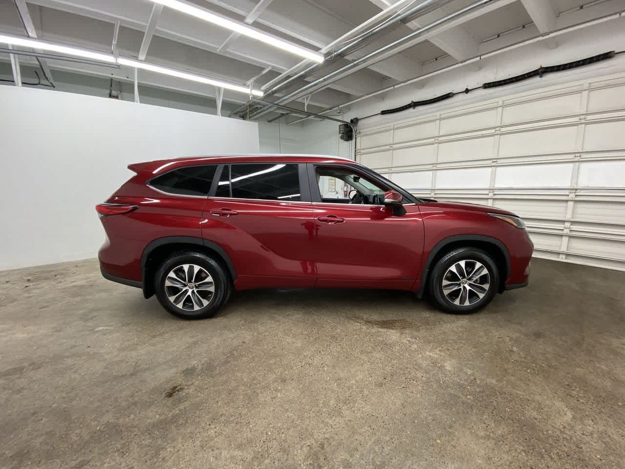 Thumbnail: 2023 Toyota Highlander - 7