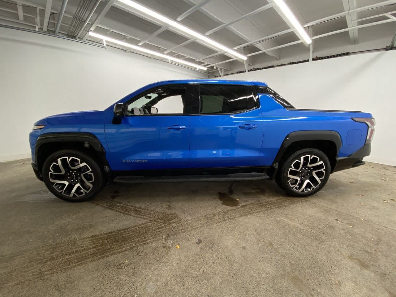 Thumbnail: 2025 Chevrolet Silverado EV - 3