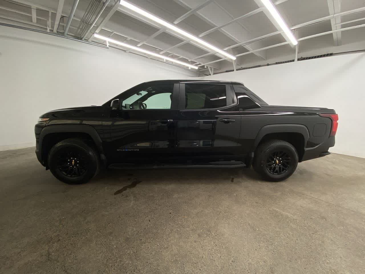 Thumbnail: 2024 Chevrolet Silverado EV - 3