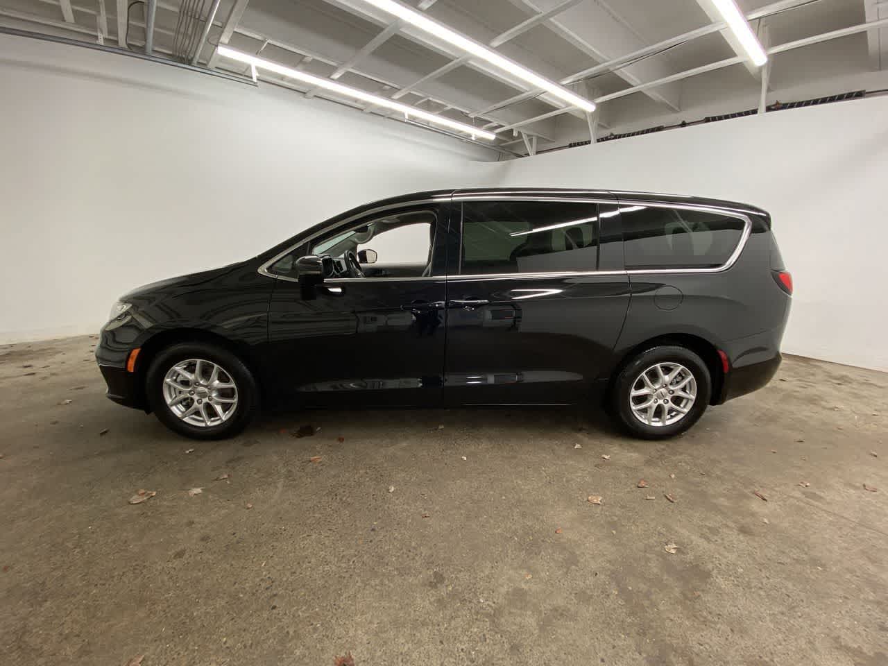 Thumbnail: 2024 Chrysler Pacifica - 3