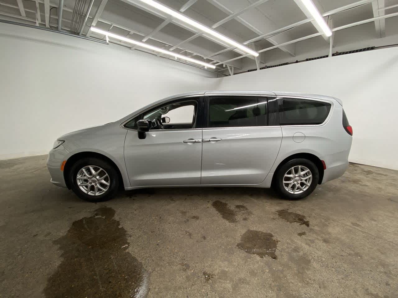 Thumbnail: 2024 Chrysler Pacifica - 3