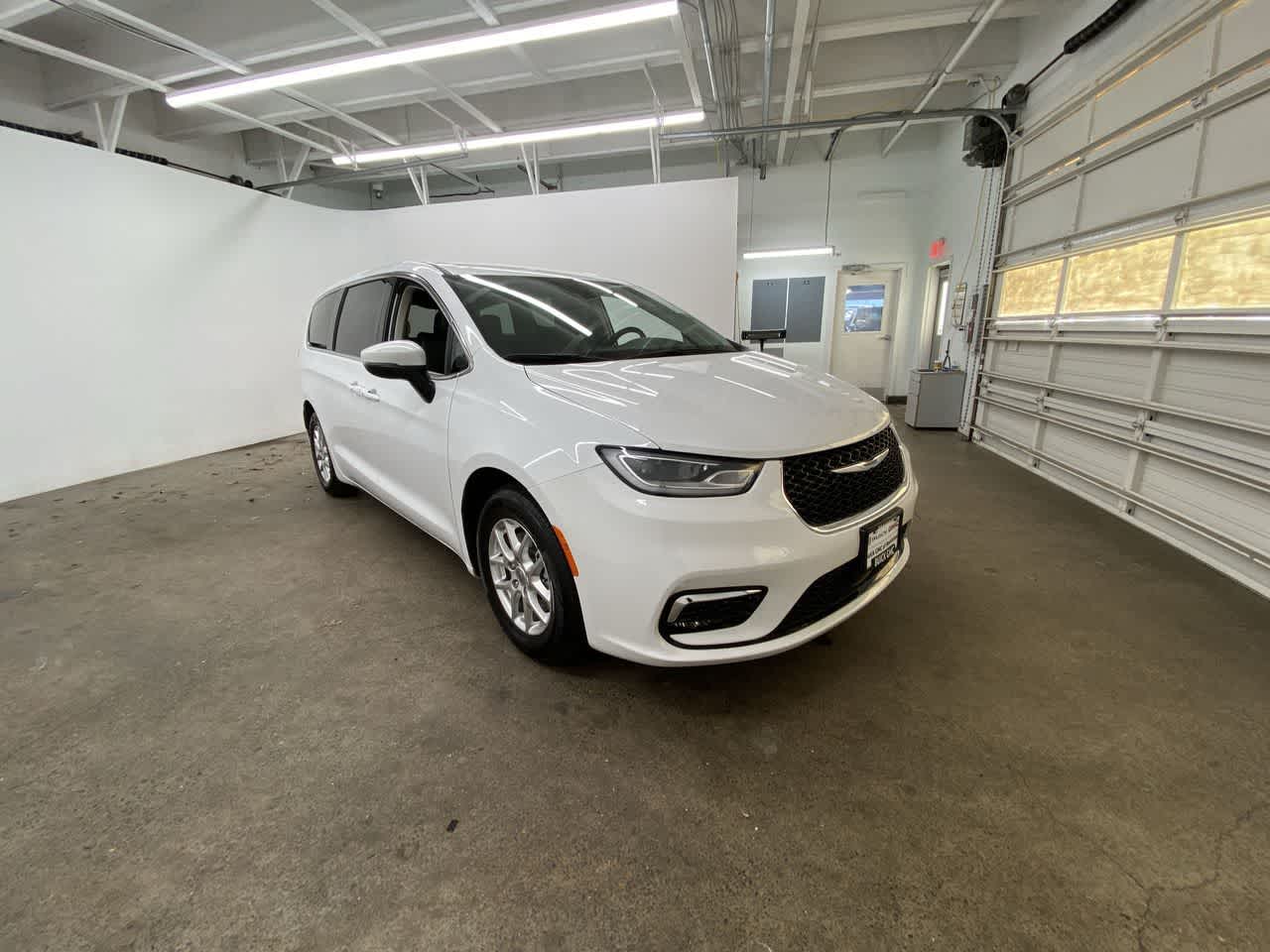 Thumbnail: 2023 Chrysler Pacifica - 8