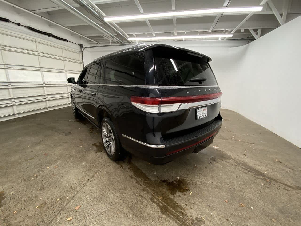 Thumbnail: 2023 Lincoln Navigator L - 4