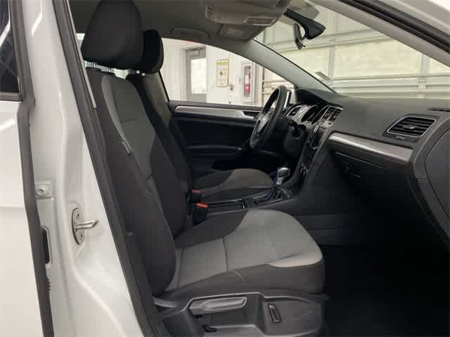 2016 Volkswagen e-Golf SE 19