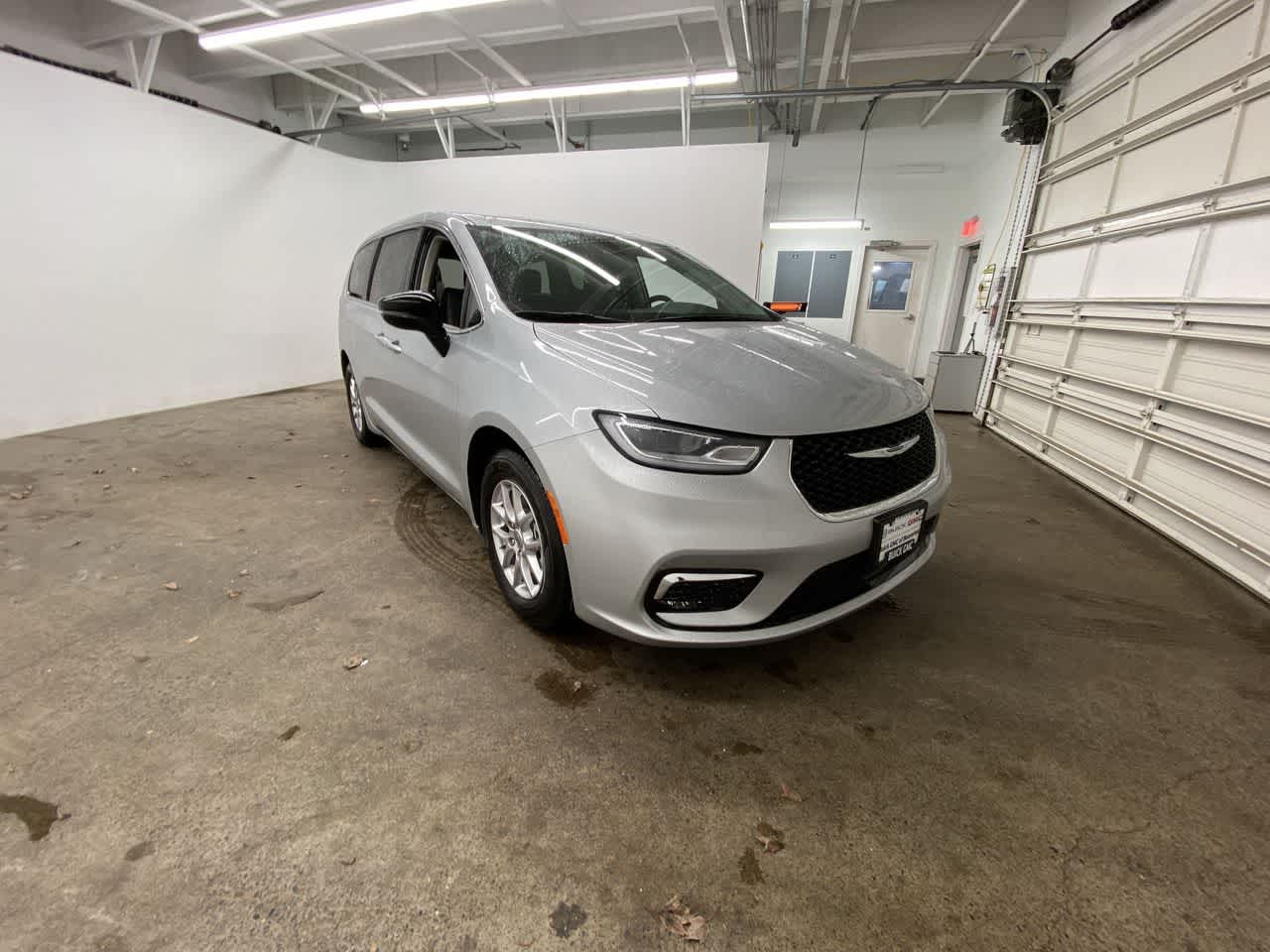 Thumbnail: 2024 Chrysler Pacifica - 8