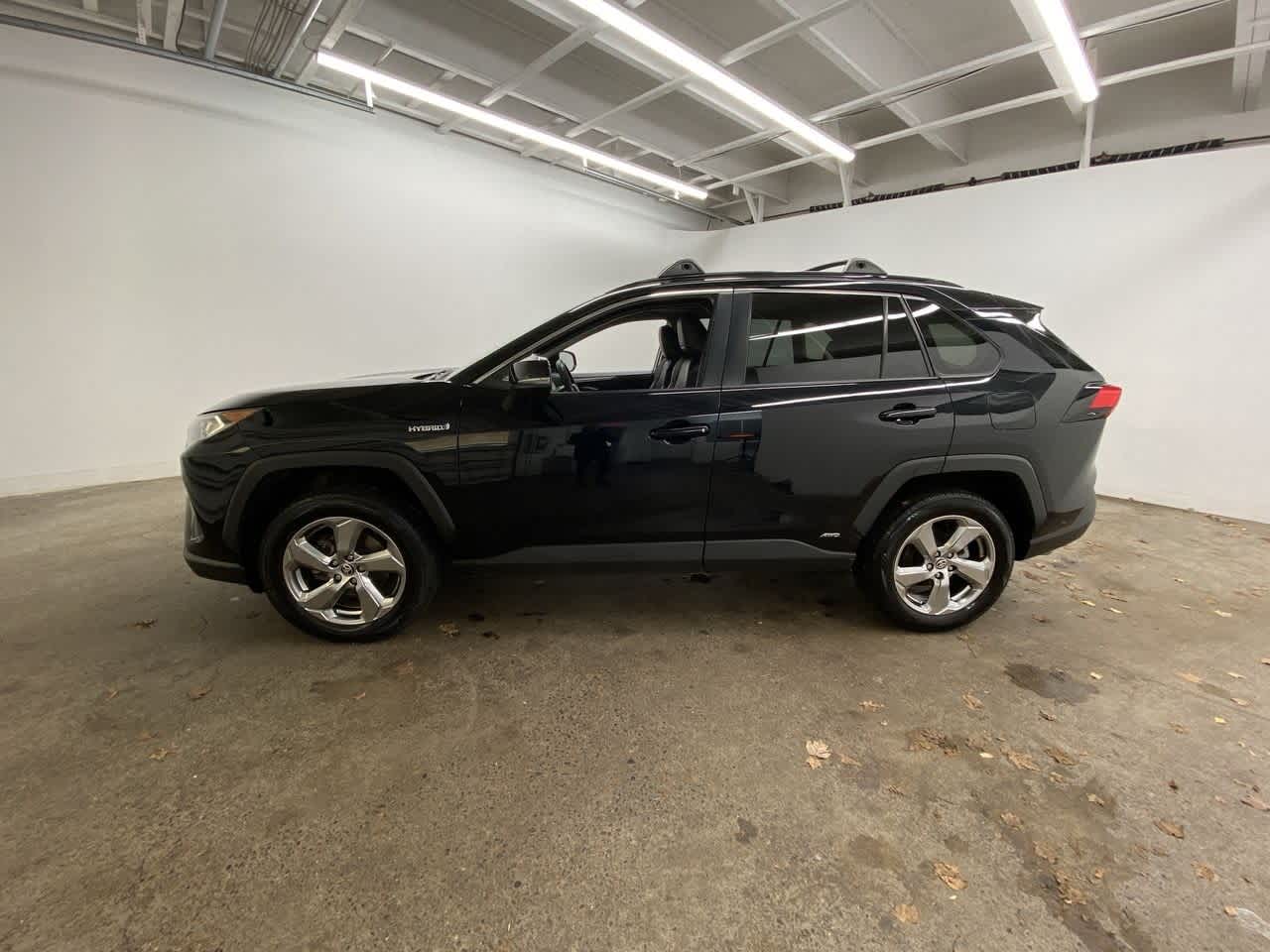 Thumbnail: 2021 Toyota RAV4 - 3