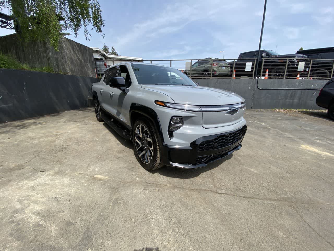 Thumbnail: 2025 Chevrolet Silverado EV - 8