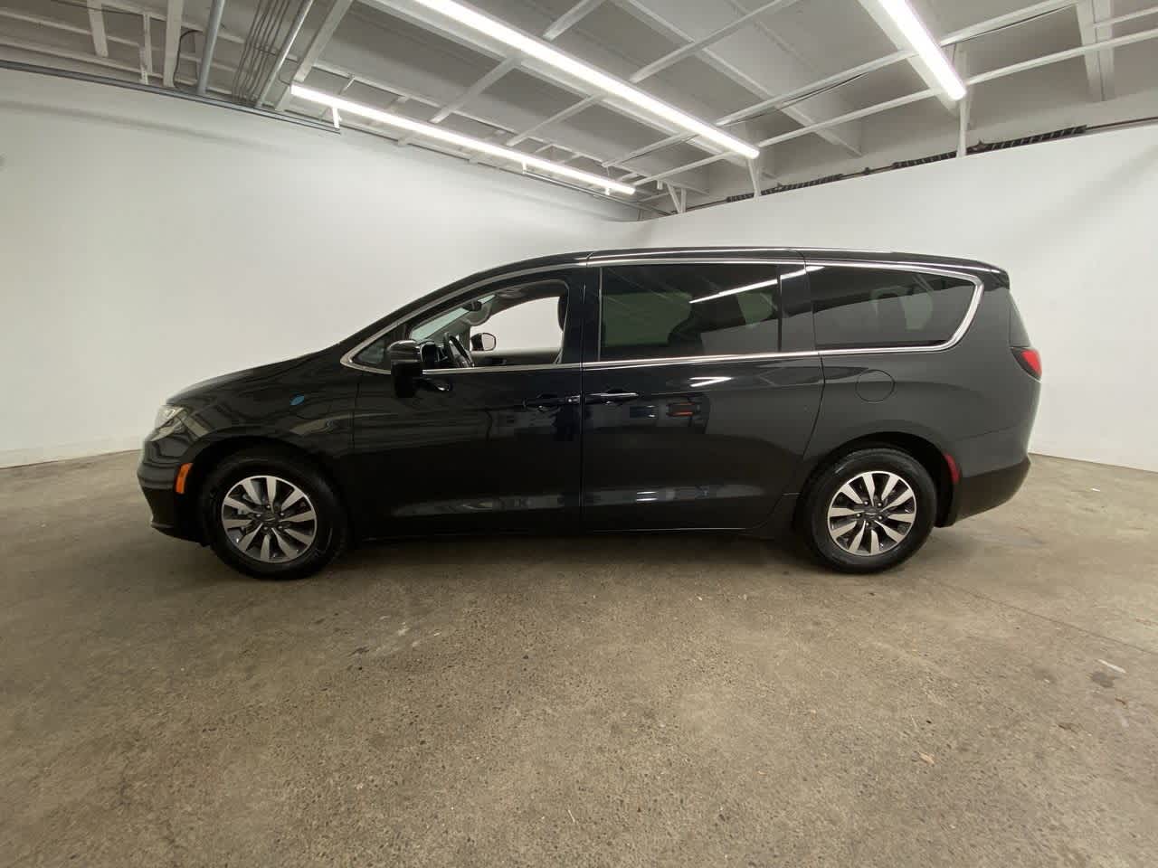 Thumbnail: 2024 Chrysler Pacifica - 3