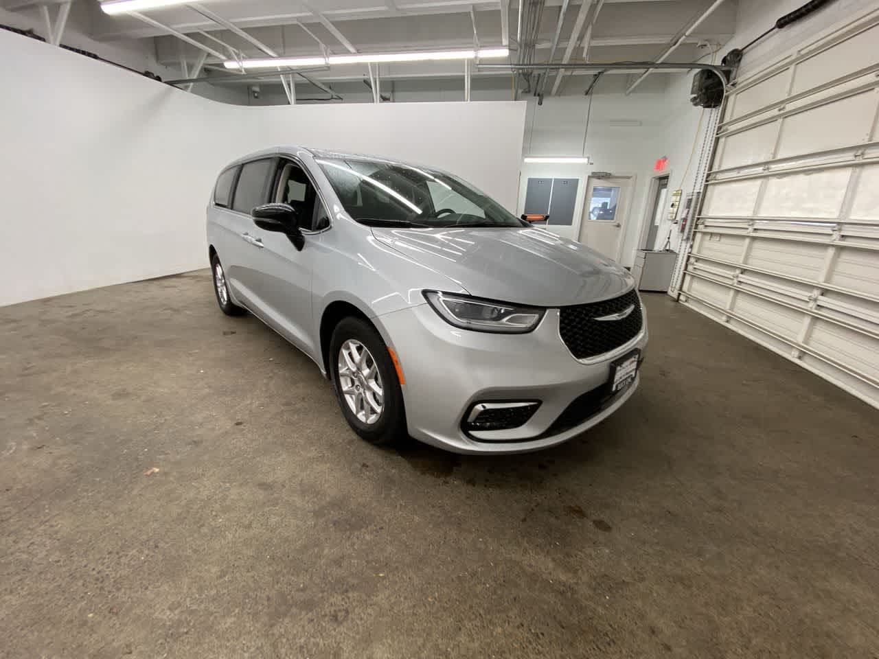 Thumbnail: 2024 Chrysler Pacifica - 8