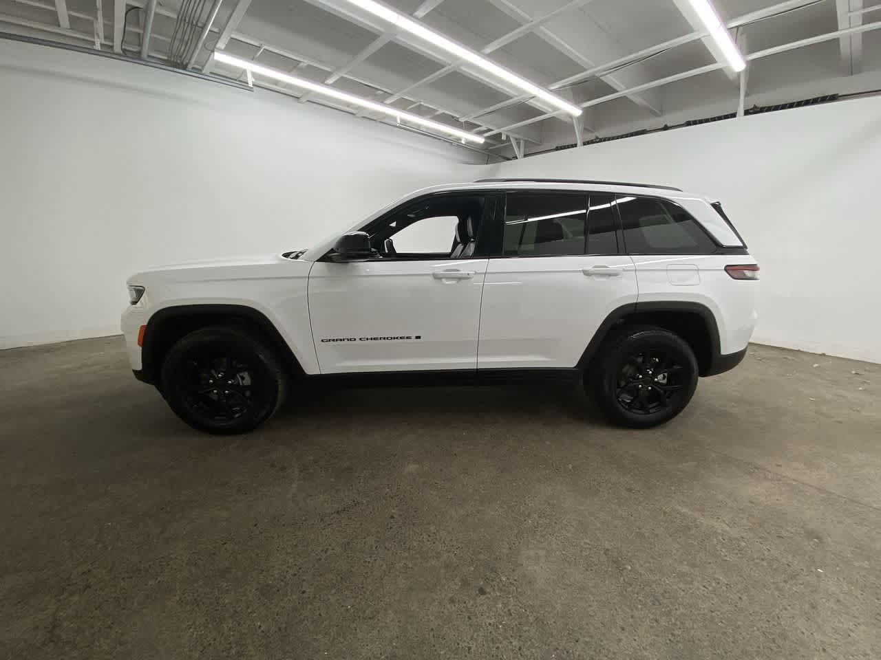 Thumbnail: 2024 Jeep Grand Cherokee - 3