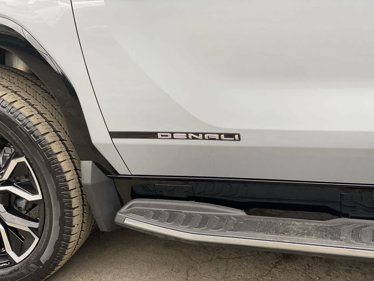 Thumbnail: 2025 GMC Sierra EV - 10