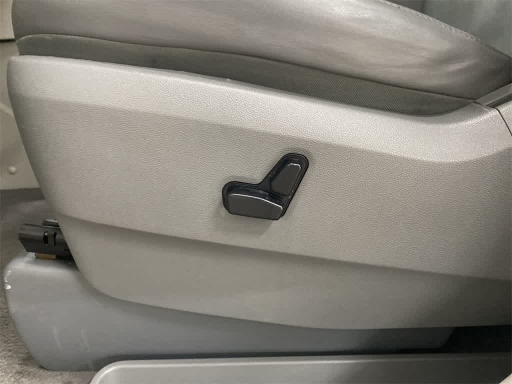 Thumbnail: 2010 Volkswagen Routan - 16