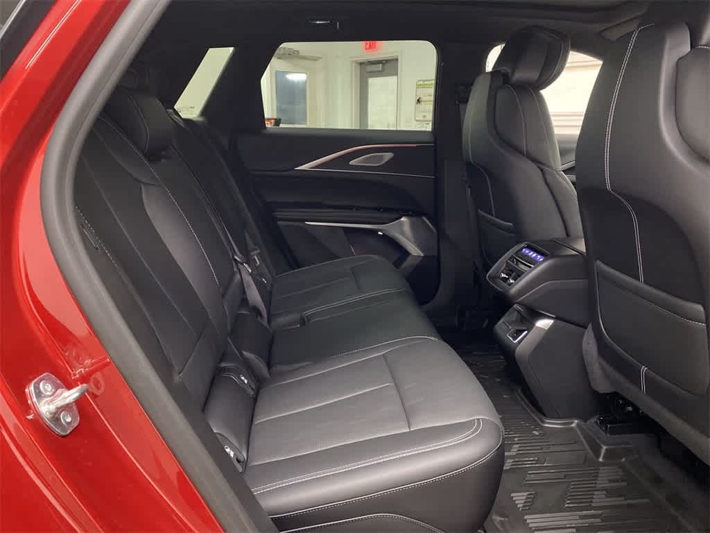 Thumbnail: 2025 Cadillac Lyriq - 18