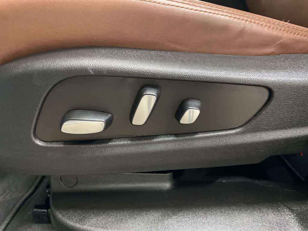 Thumbnail: 2022 Cadillac XT5 - 16