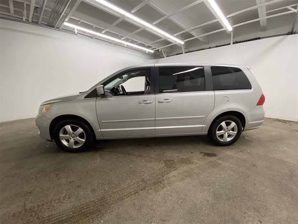 Thumbnail: 2010 Volkswagen Routan - 3