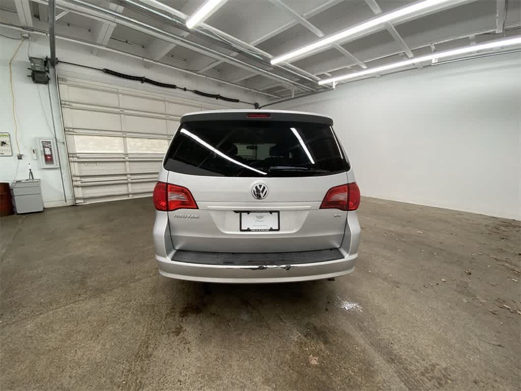 Thumbnail: 2010 Volkswagen Routan - 5