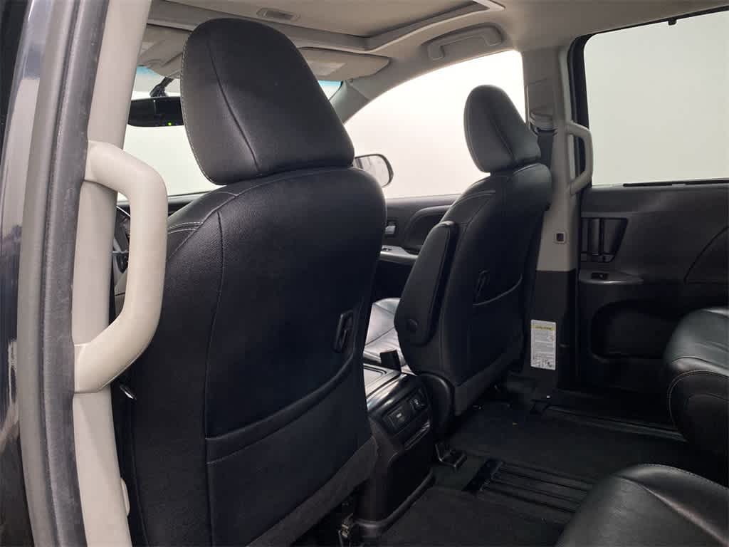 Thumbnail: 2016 Toyota Sienna - 15