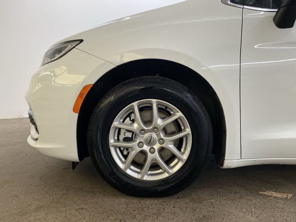 Thumbnail: 2023 Chrysler Pacifica - 10