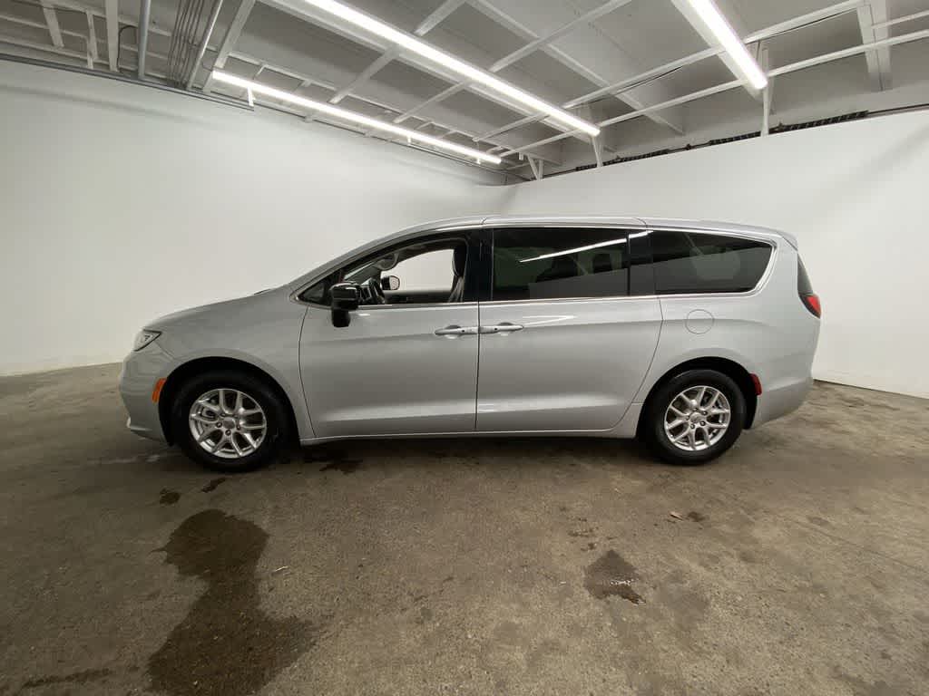 Thumbnail: 2024 Chrysler Pacifica - 3