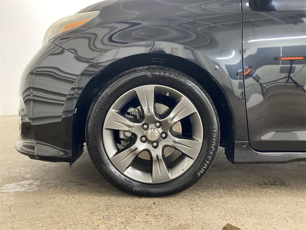 Thumbnail: 2016 Toyota Sienna - 11