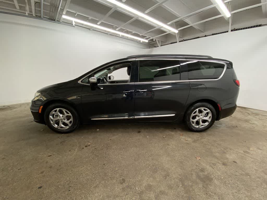 Thumbnail: 2023 Chrysler Pacifica - 3