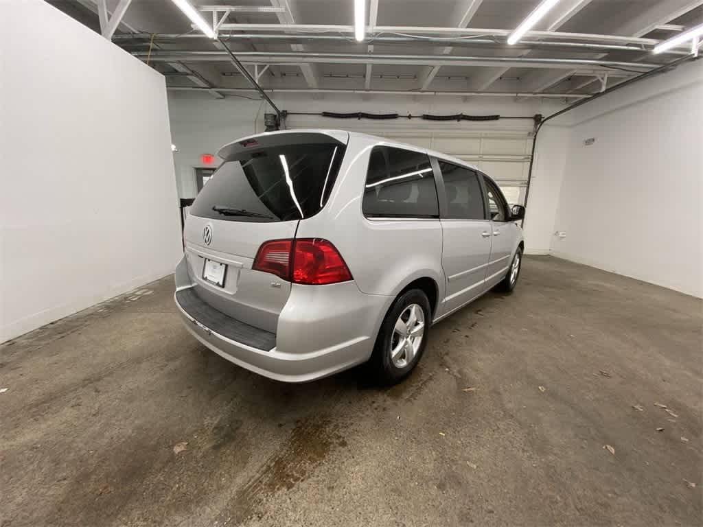 Thumbnail: 2010 Volkswagen Routan - 6