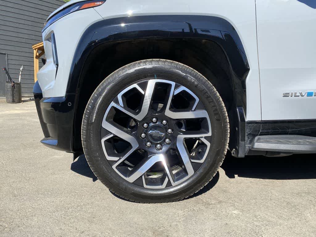 Thumbnail: 2025 Chevrolet Silverado EV - 11
