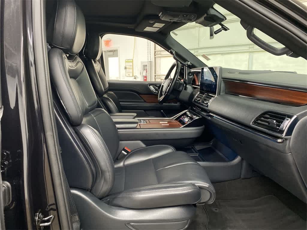 Thumbnail: 2024 Lincoln Navigator L - 18