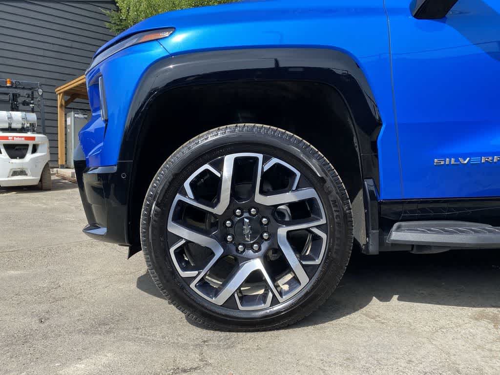 Thumbnail: 2025 Chevrolet Silverado EV - 11