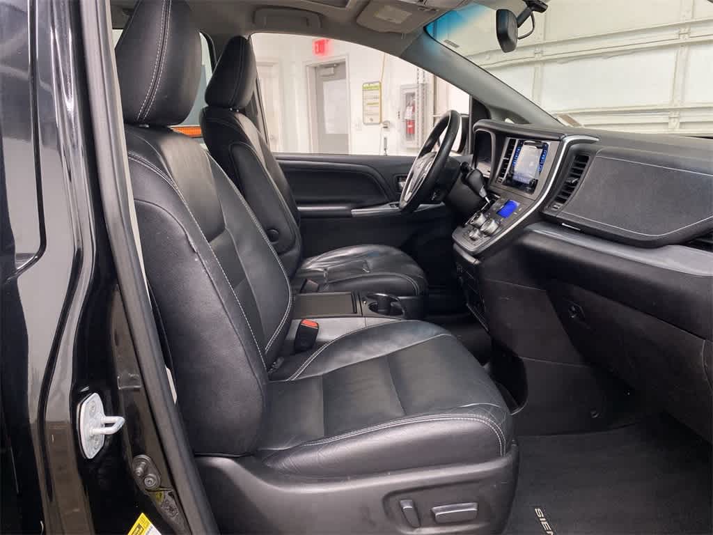 Thumbnail: 2016 Toyota Sienna - 18