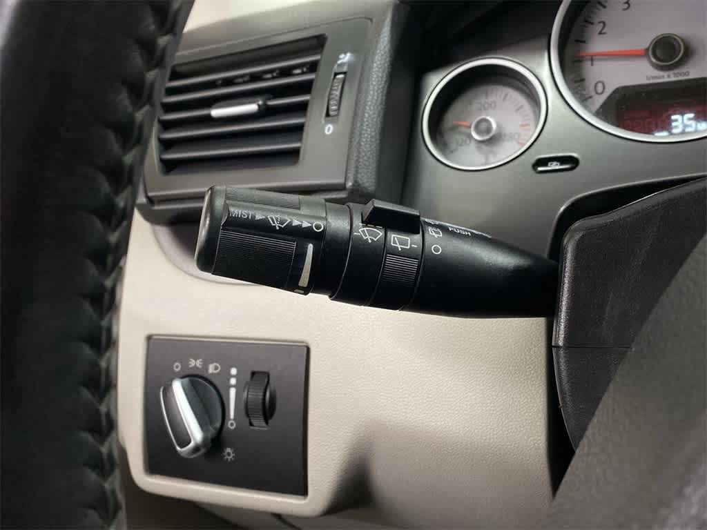 Thumbnail: 2010 Volkswagen Routan - 22
