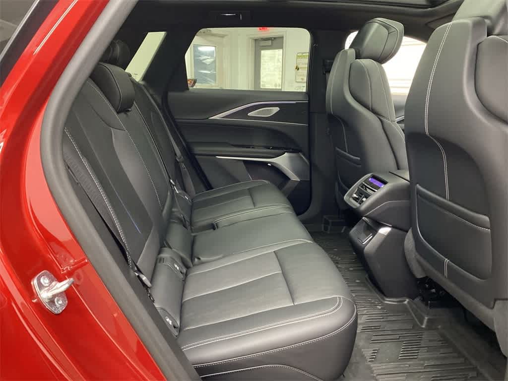 Thumbnail: 2025 Cadillac Lyriq - 18