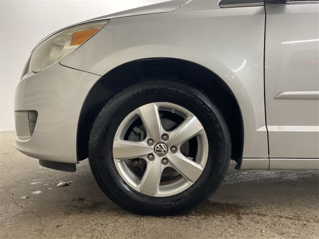Thumbnail: 2010 Volkswagen Routan - 12
