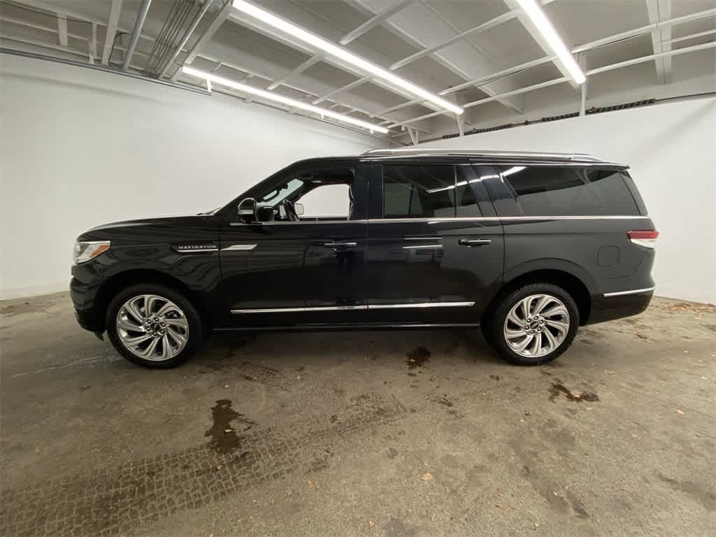Thumbnail: 2024 Lincoln Navigator L - 3