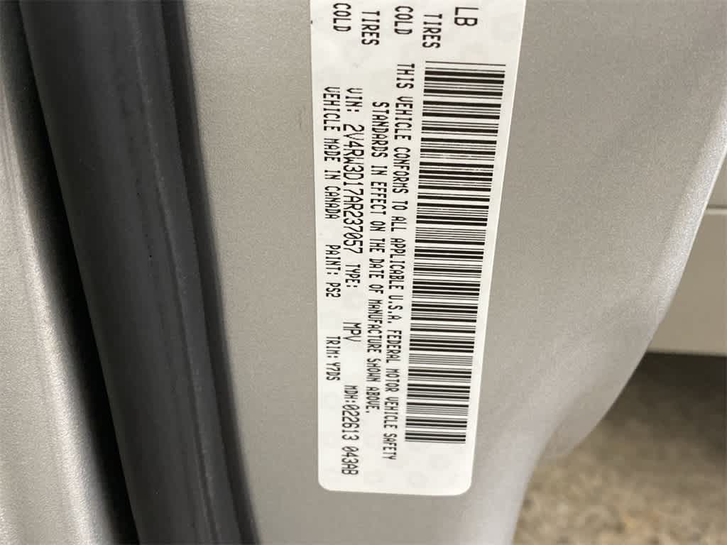 Thumbnail: 2010 Volkswagen Routan - 29