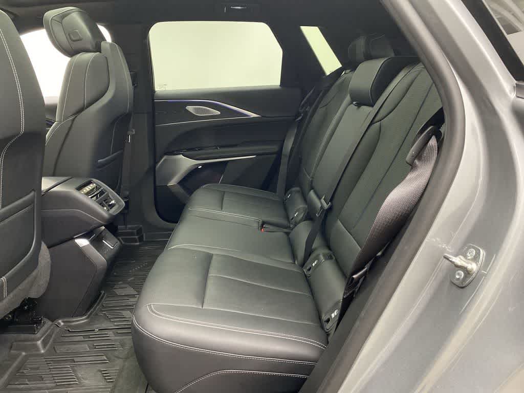 Thumbnail: 2024 Cadillac Lyriq - 17