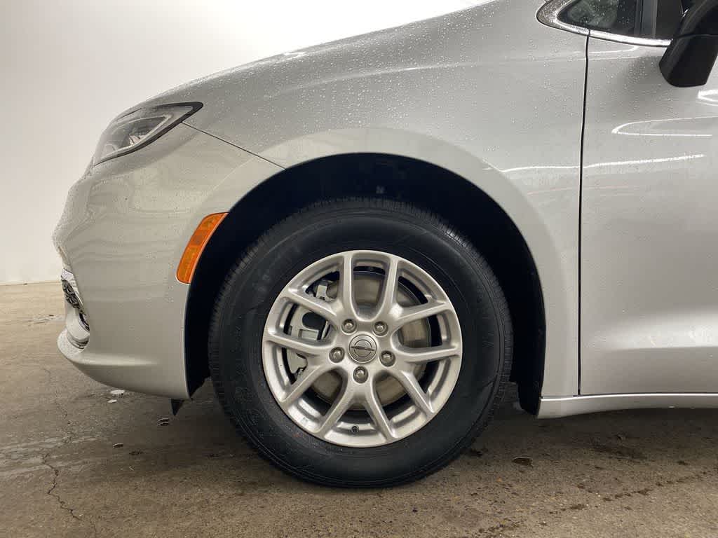 Thumbnail: 2024 Chrysler Pacifica - 11